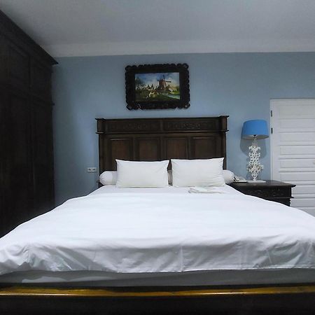 Nonie'S Huis Hotel Medan Bagian luar foto