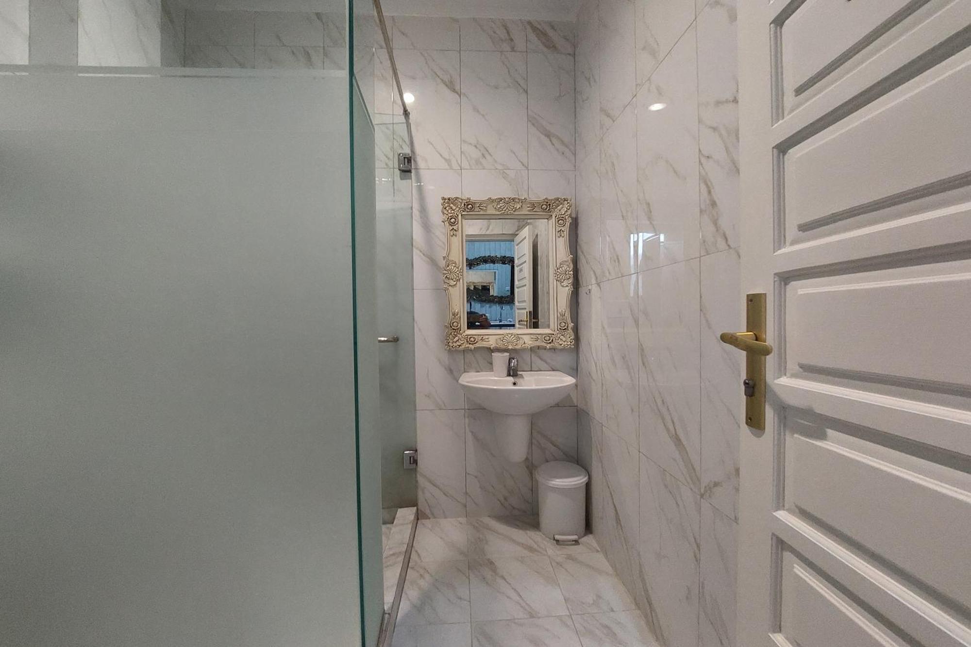 Nonie'S Huis Hotel Medan Bagian luar foto