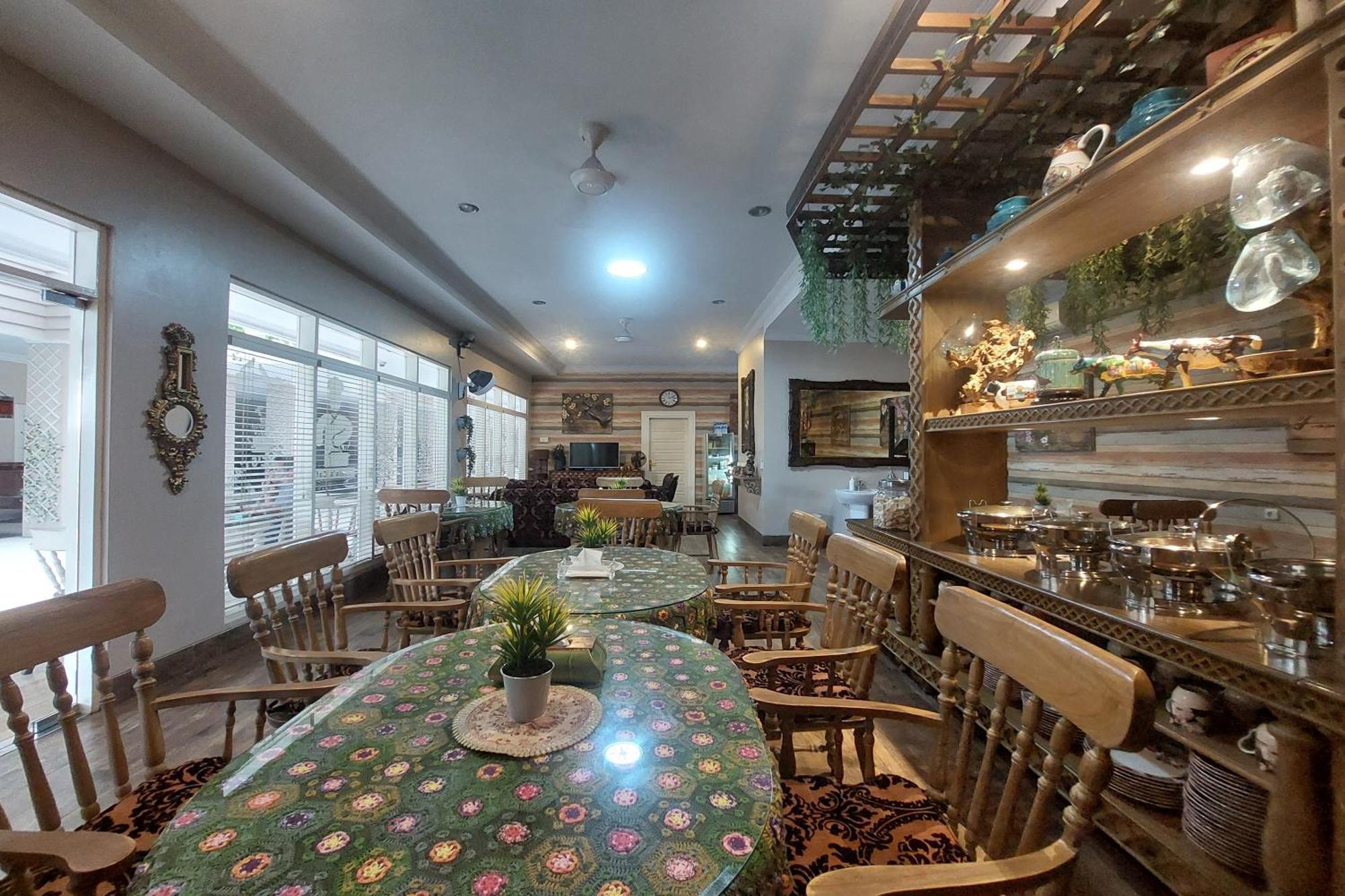 Nonie'S Huis Hotel Medan Bagian luar foto