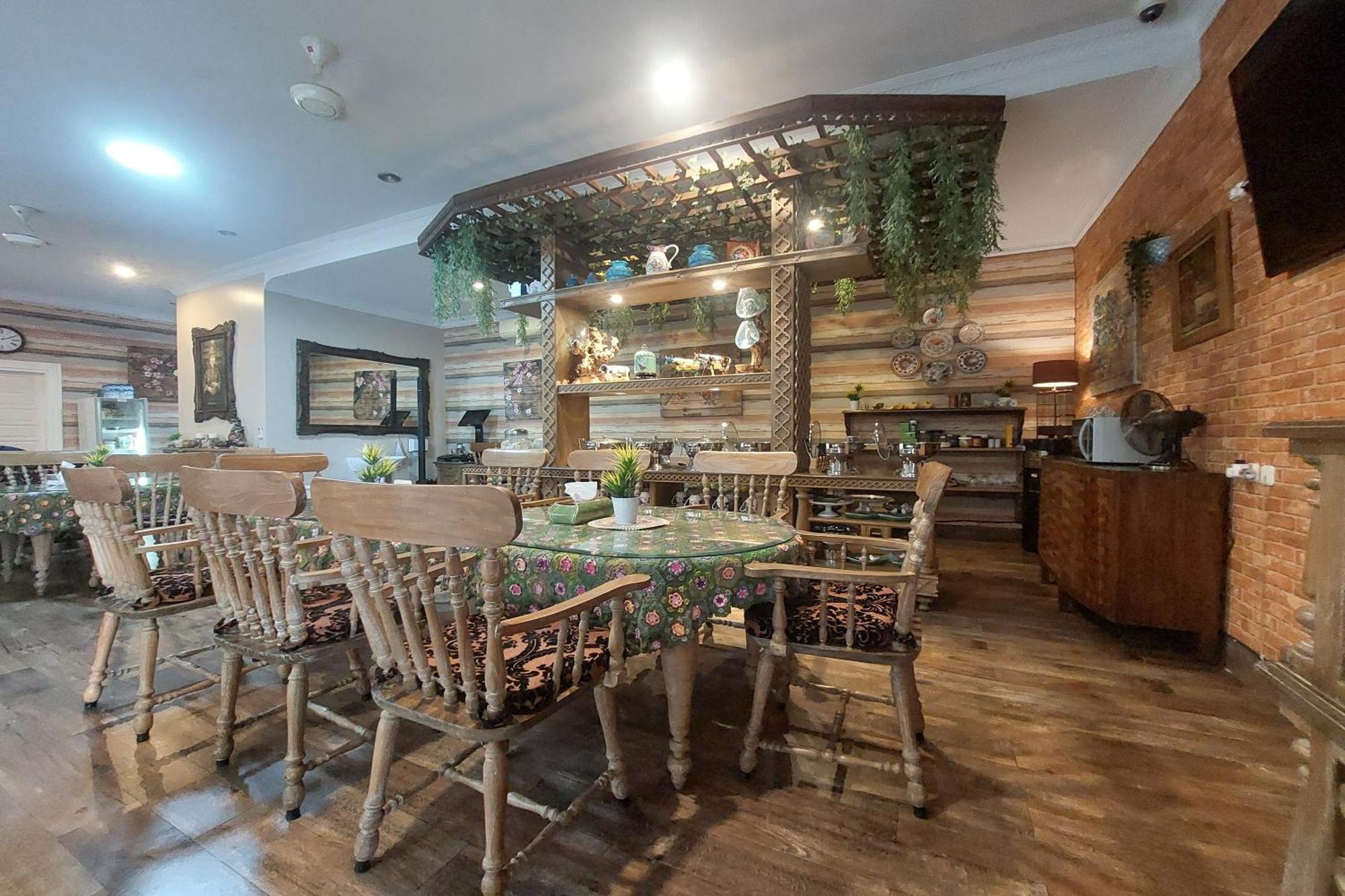 Nonie'S Huis Hotel Medan Bagian luar foto