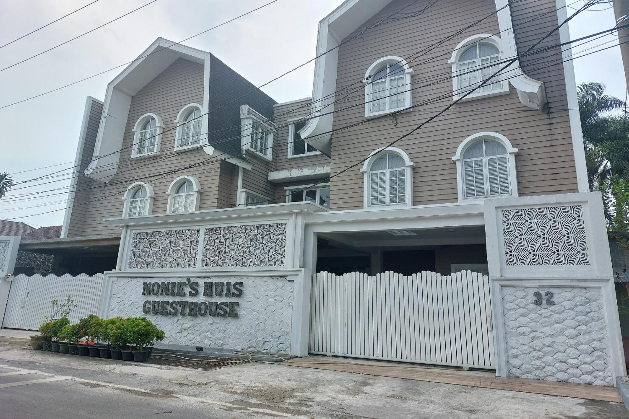 Nonie'S Huis Hotel Medan Bagian luar foto