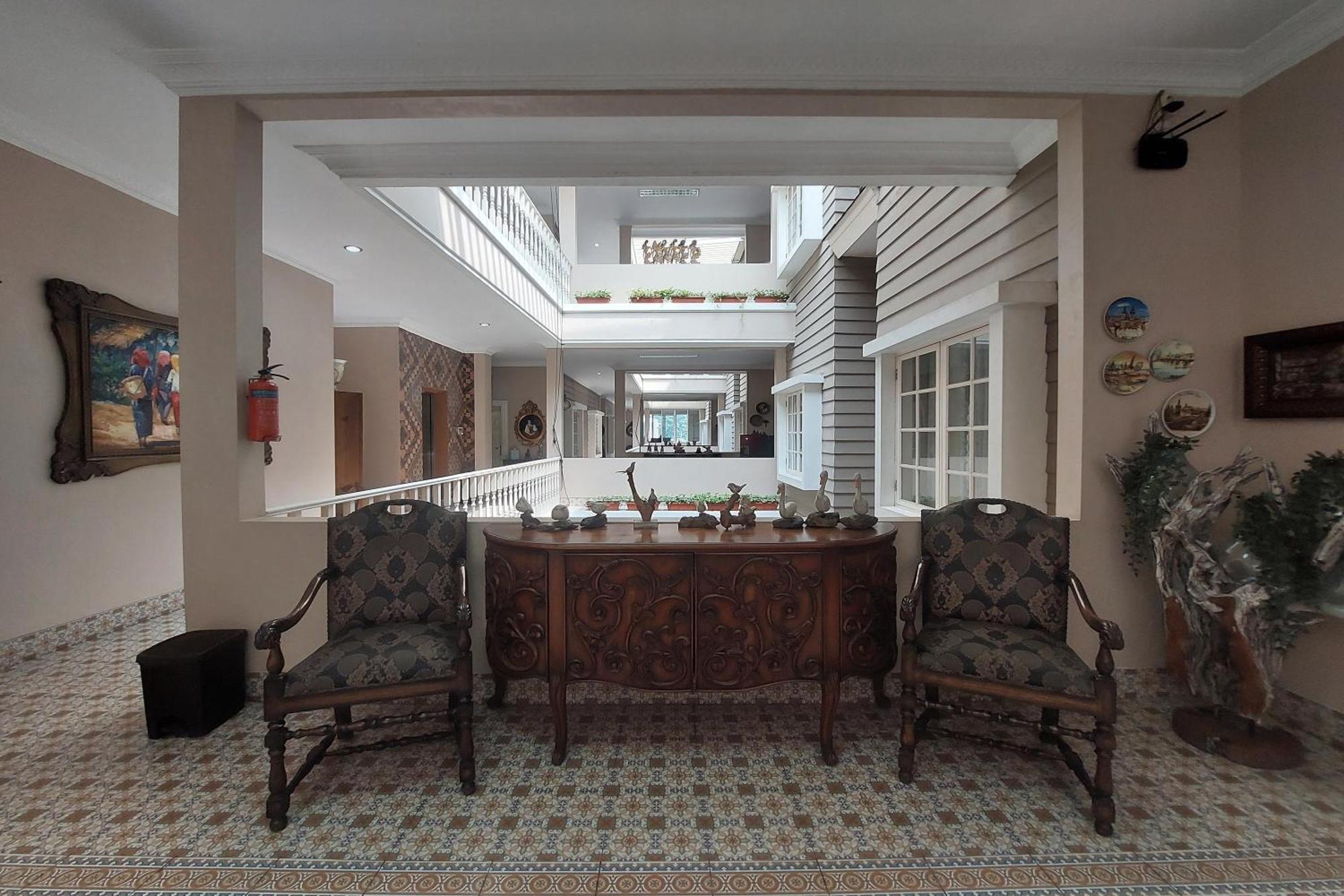 Nonie'S Huis Hotel Medan Bagian luar foto