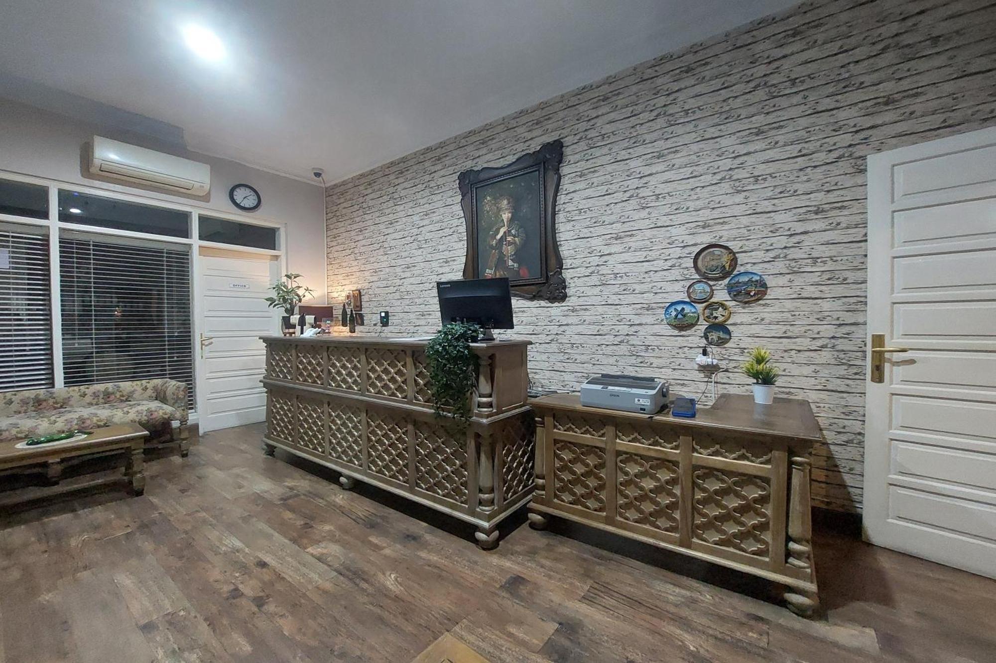Nonie'S Huis Hotel Medan Bagian luar foto