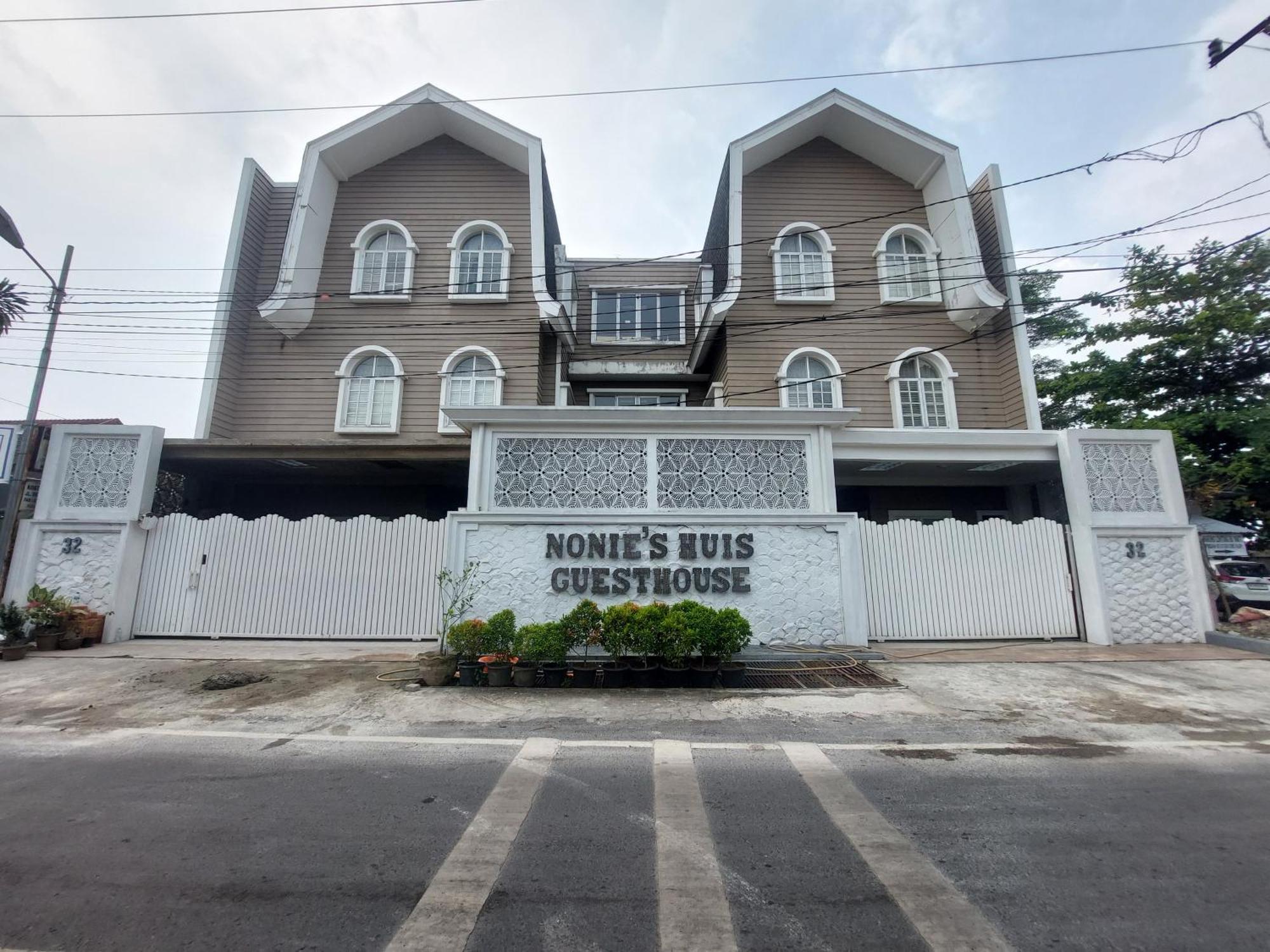 Nonie'S Huis Hotel Medan Bagian luar foto